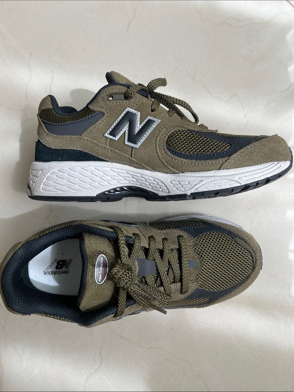 New Balance 2002R Women’s Sneakers